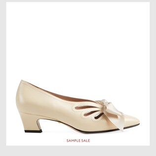Leather pump with bow