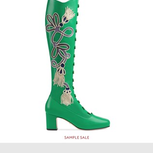 Mid-heel leather boot with appliqué