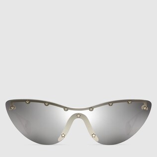 ella usa gafas caras ropa gucci prada