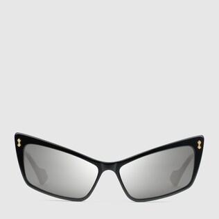 ella usa gafas caras ropa gucci prada