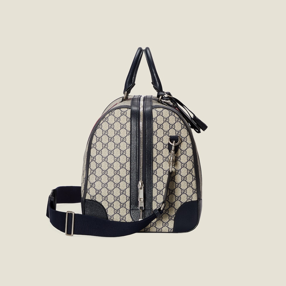 Große Gucci Savoy Reisetasche in beigefarbener und blauer GG Supreme ...