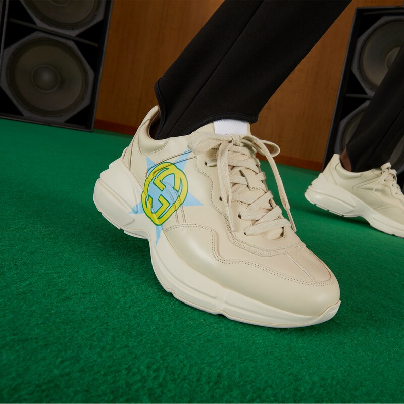 Sneaker Rhyton uomo con stampa con stelle in pelle avorio | GUCCI® Italia