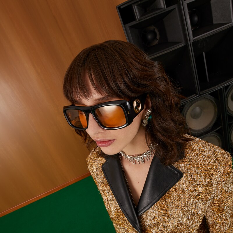 Occhiali da sole con montatura rettangolare e GG in acetato nero | GUCCI®  Italia