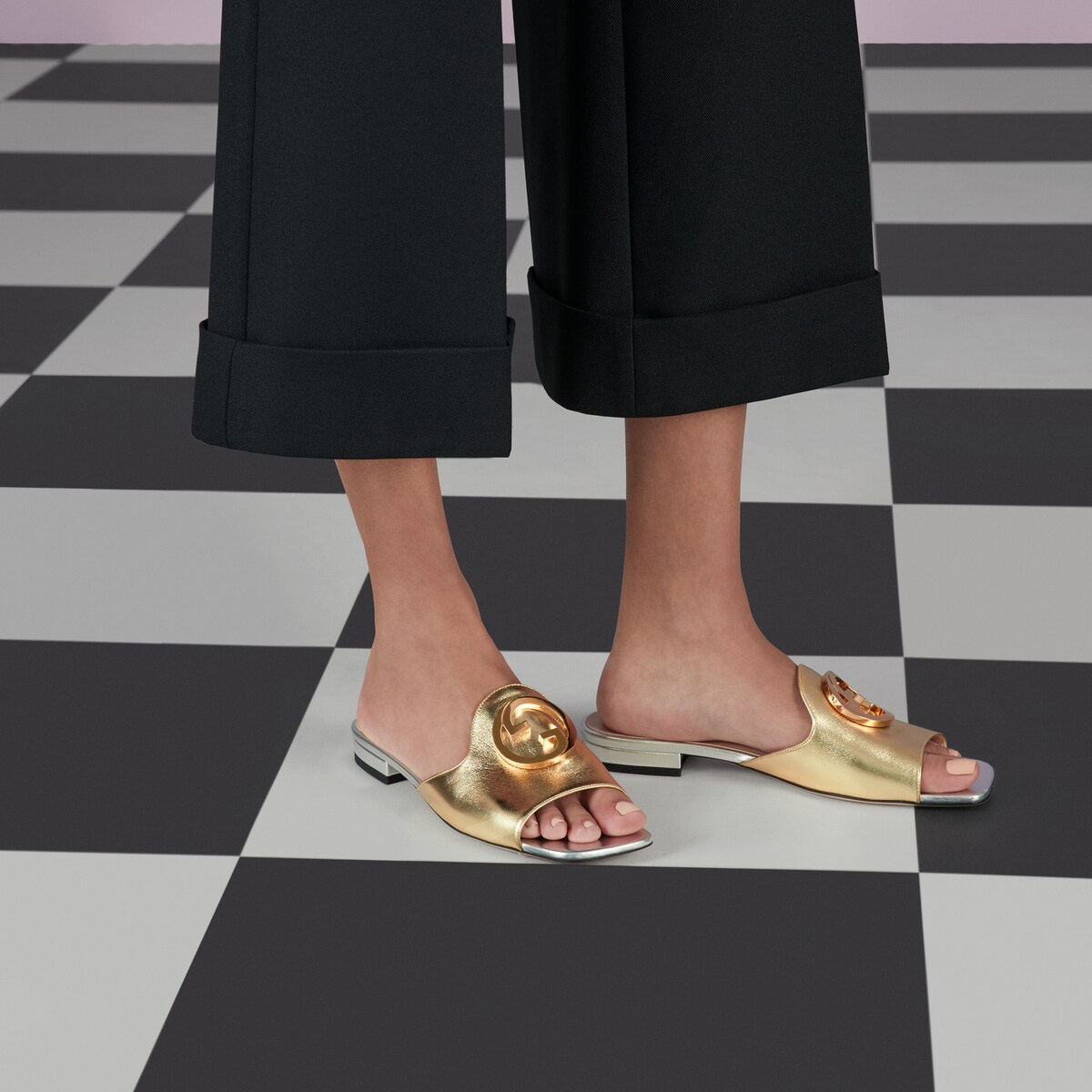 Sandalo slider Blondie donna Gucci Nojum in pelle metallizzata platino