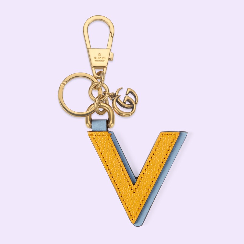 Portachiavi lettera V in giallo e celeste | GUCCI® Italia