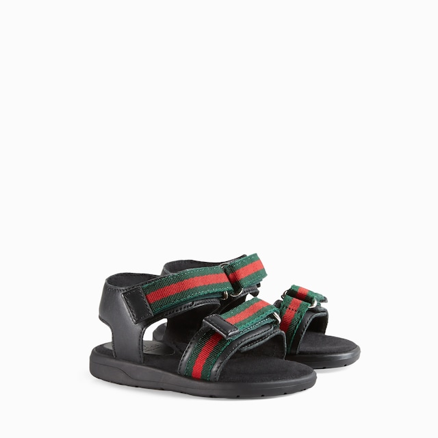 Sandale aus Leder mit Gucci Webstreifen