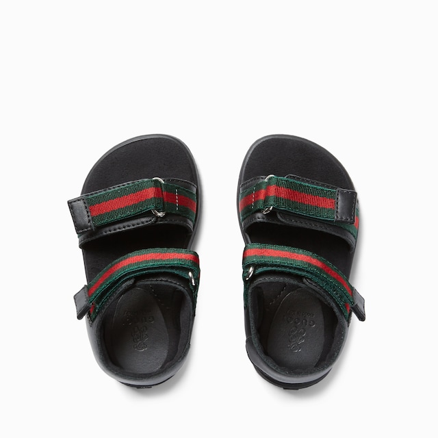 Sandale aus Leder mit Gucci Webstreifen