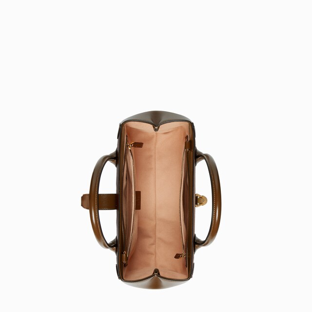 Medium tote bag with piston closure