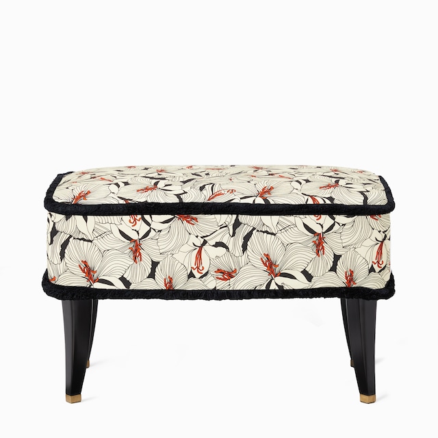 كرسي بلا ظهر من القماش بطبعة أزهار الزنبق