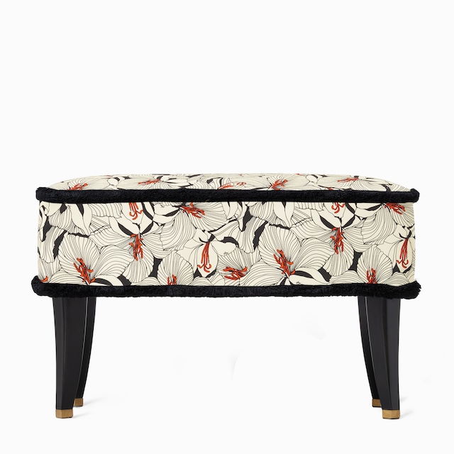 كرسي بلا ظهر من القماش بطبعة أزهار الزنبق