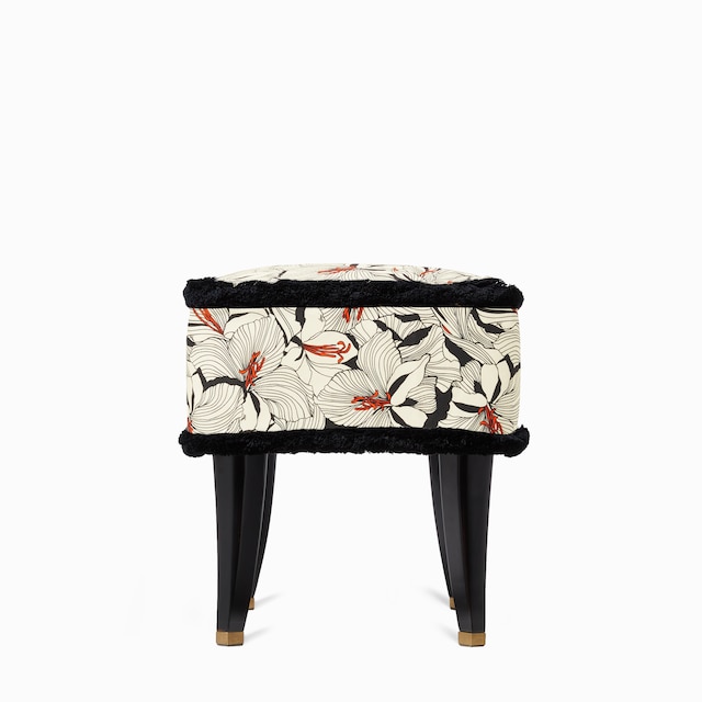 كرسي بلا ظهر من القماش بطبعة أزهار الزنبق