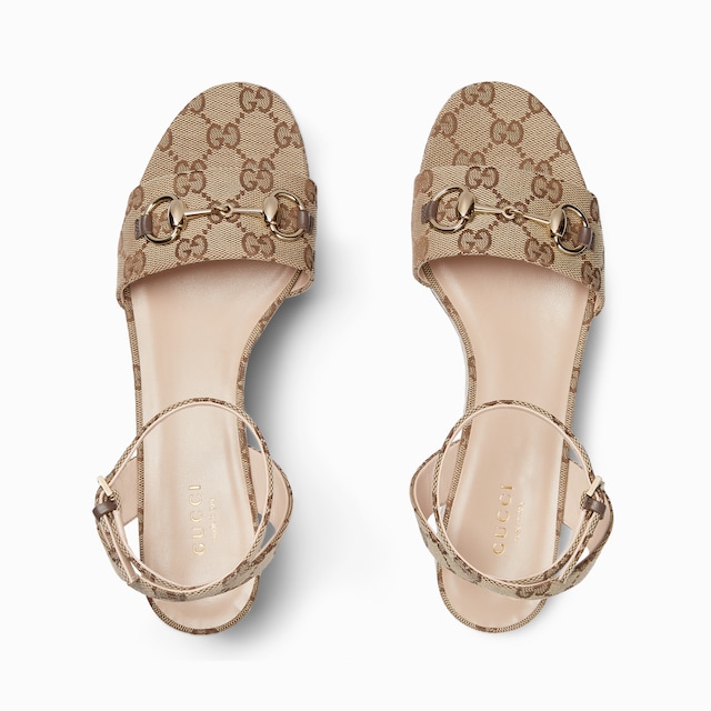 Sandalia plataforma plana Horsebit para mujer