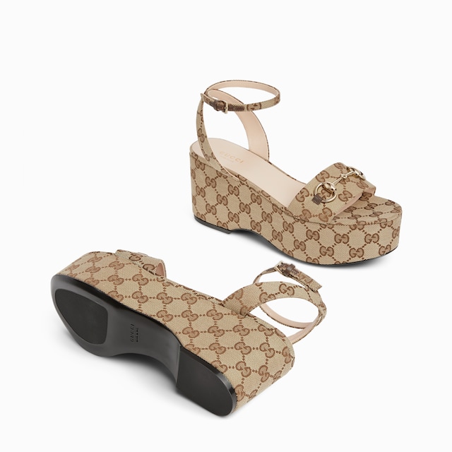 Sandalia plataforma plana Horsebit para mujer