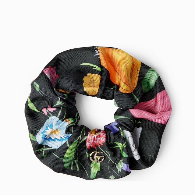 華やかな雰囲気に♪【GUCCI】プリント シルク シュシュ GG ロゴ ラミネートプリント シルク シュシュライトグレー | GUCCI公式