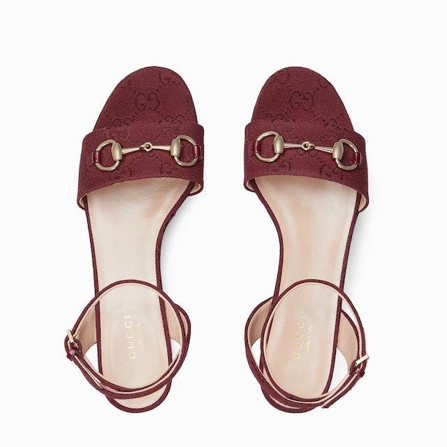 Sandalia plataforma plana Horsebit para mujer