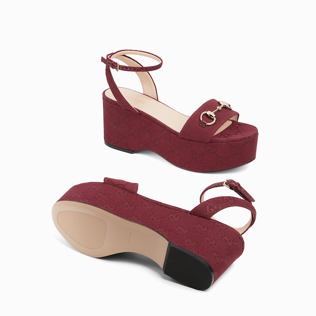 Sandalia plataforma plana Horsebit para mujer