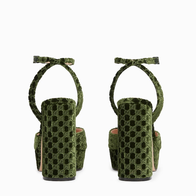 Women's platform sandal with Horsebit