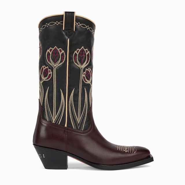 Women's boot with embroidery