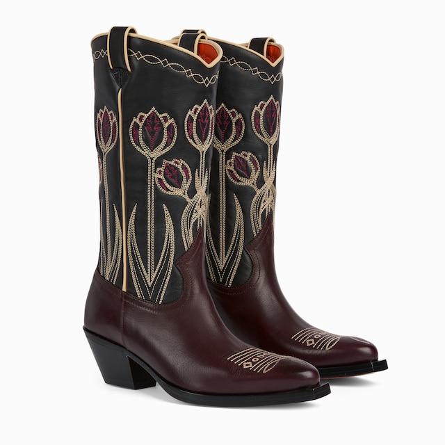 Women's boot with embroidery