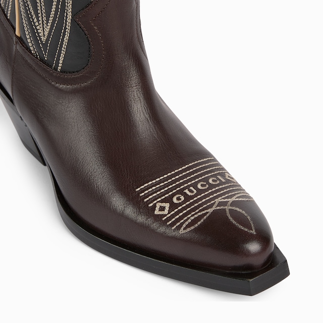 Women's boot with embroidery