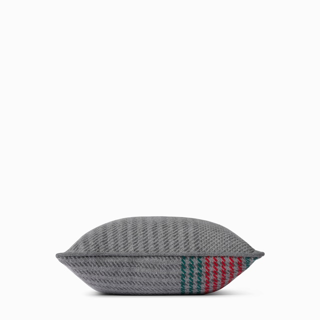 وسادة من جاكارد الكشمير مع شريط ويب 