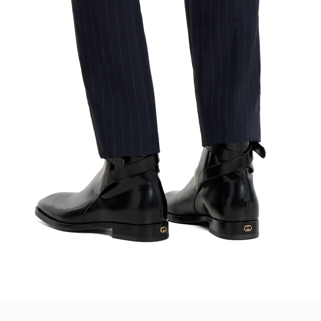 Men's boot with buckle