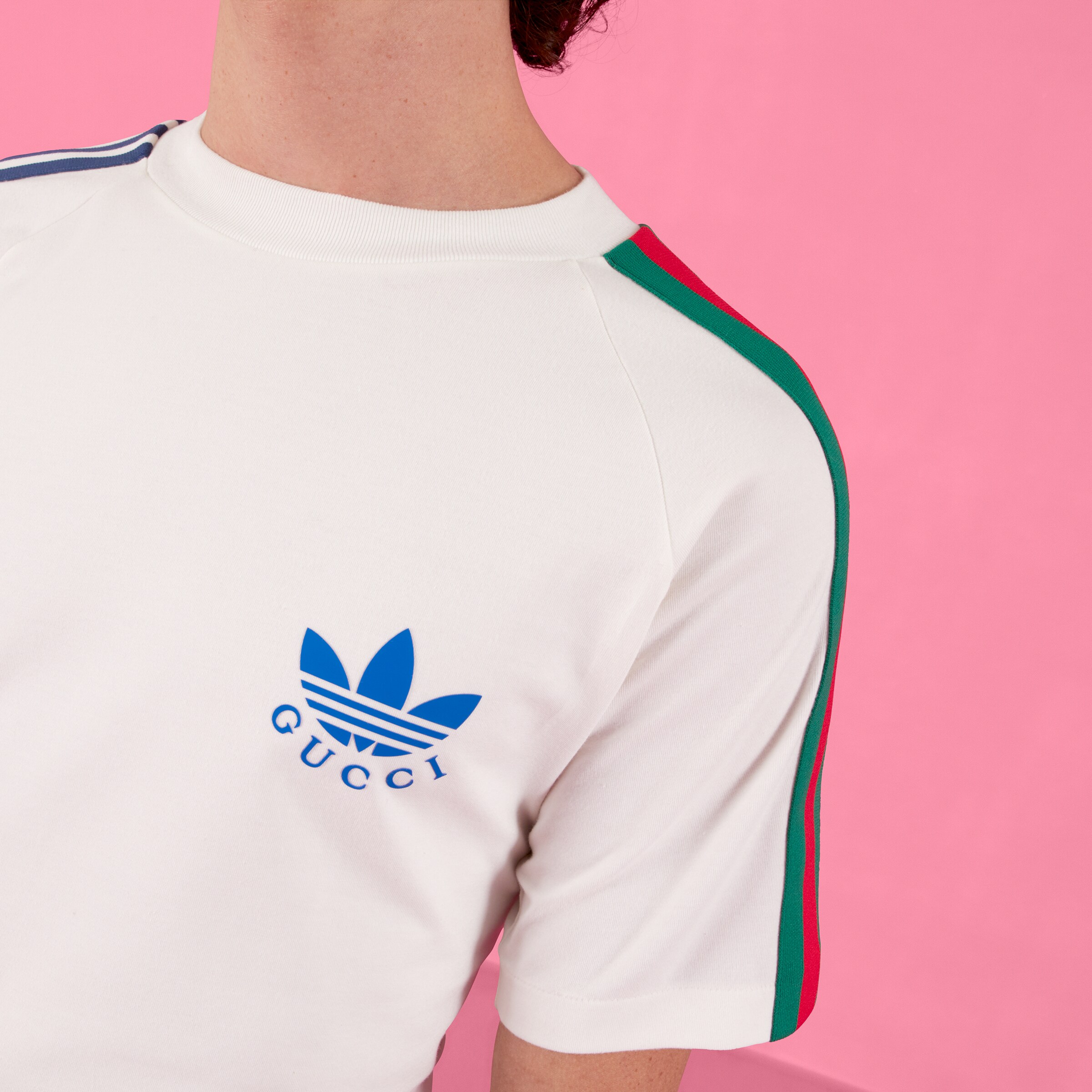 Camiseta adidas x Gucci con trébol en blanco roto GUCCI® ES