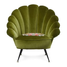Sillón de terciopelo con flores bordadas