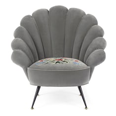 Sillón de terciopelo con flores bordadas