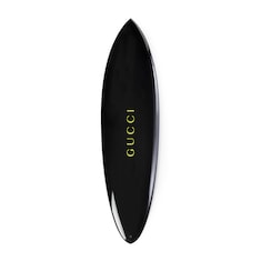 Tabla de surf con logotipo de Gucci
