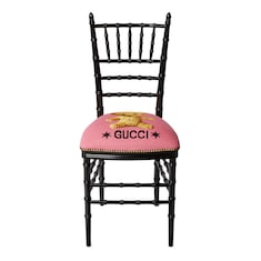 كرسي Chiavari مع تطريز شعار Gucci ودب