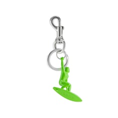 Breloque pour porte-clés gravée en forme de surfeur