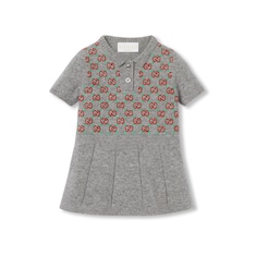 Babykleid aus Wolle mit Stickerei