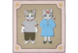 GUCCI ヒグチユウコ ウサギ スカーフ　※発送不可日あり。説明参照※ 日本限定 ヒグチユウコ プリント シルクスカーフ ボルドー