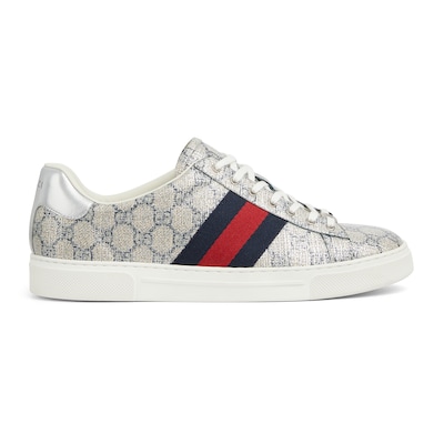 Sneaker Gucci Ace uomo con dettaglio Web in tessuto GG Supreme beige e blu GUCCI Italia