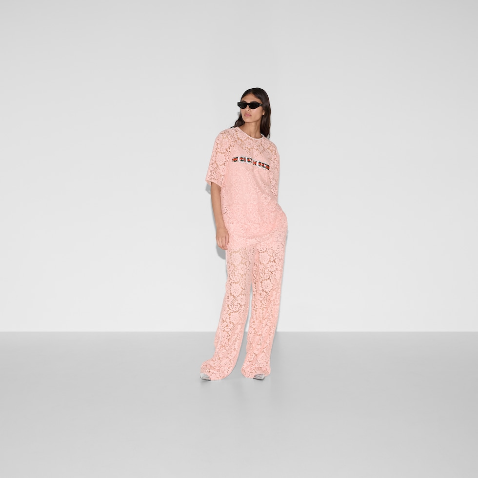 Hose aus Blumen-Spitze mit Gucci Schriftzug
