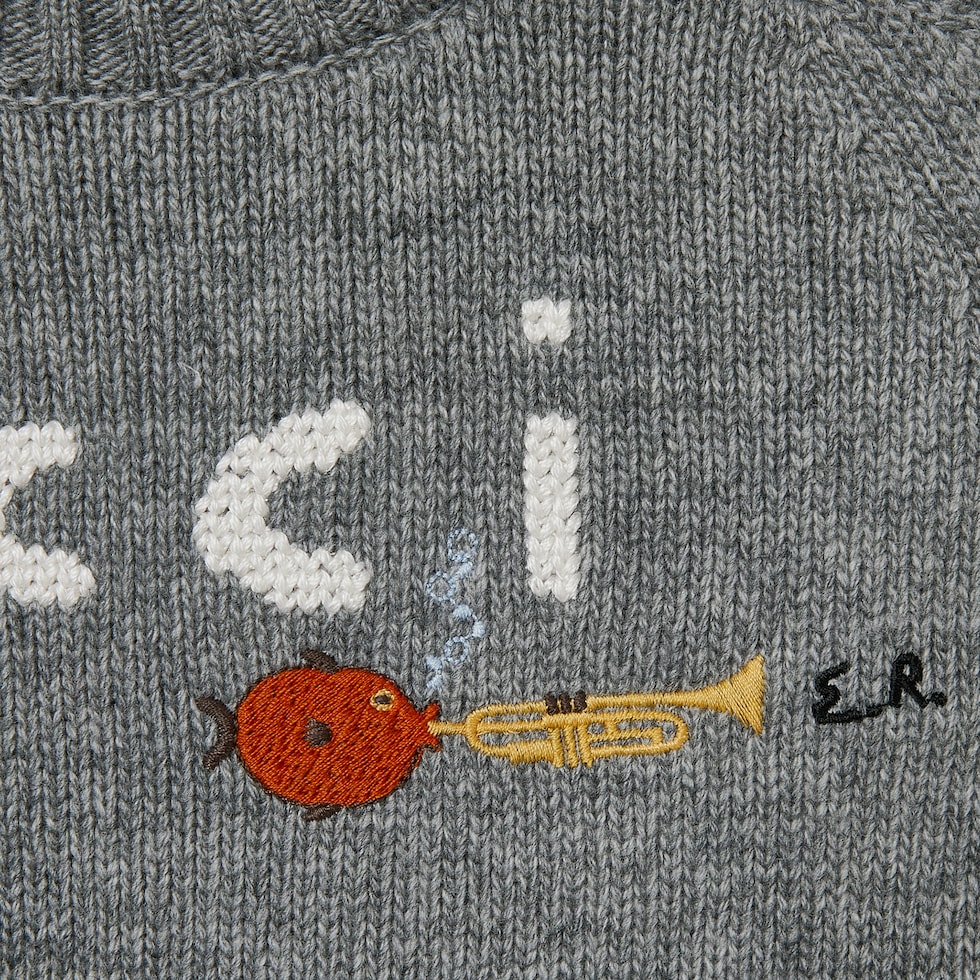 Kinderpullover aus Wolle mit Stickerei