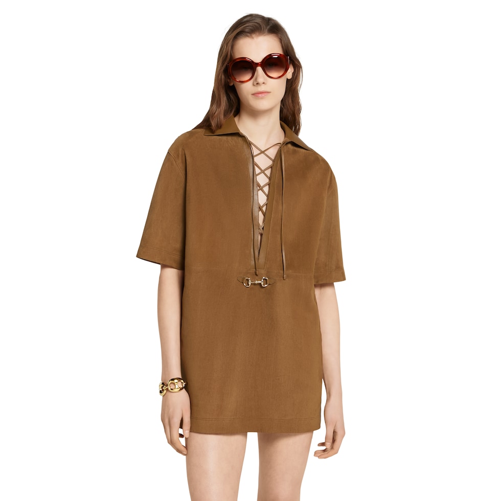 Robe à col en V en daim avec détail Mors