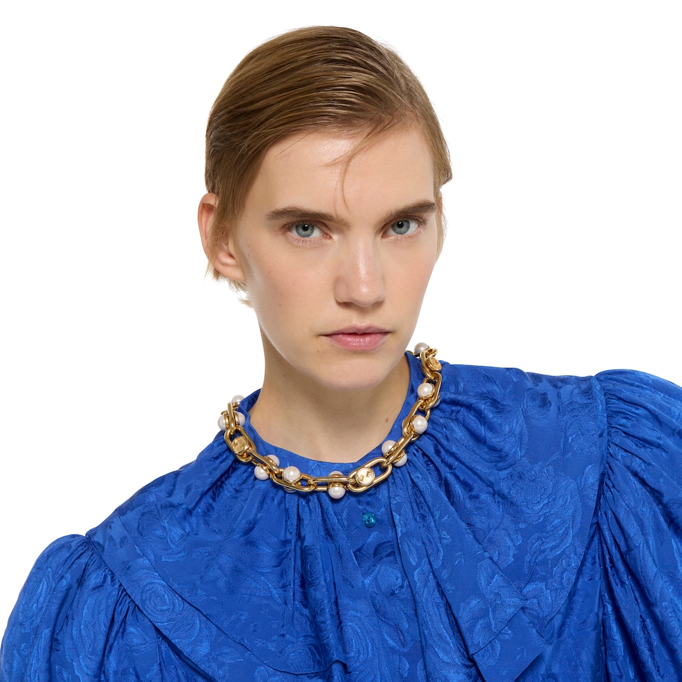 Necklace with mobile pearls