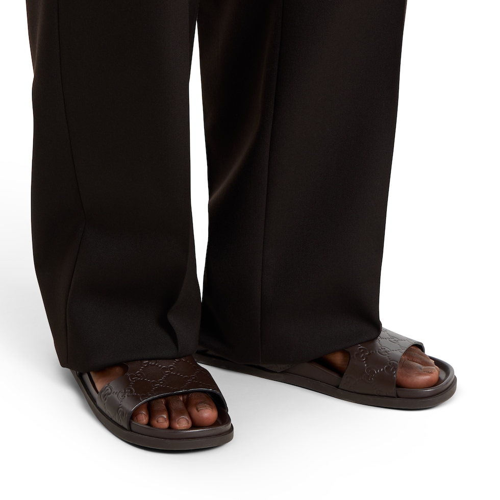 Sandalia tipo chancla para hombre 