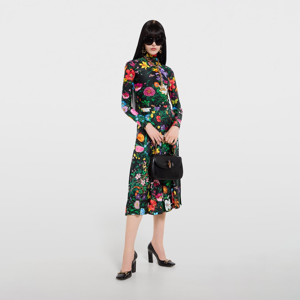 Top de cuello vuelto brillante estampado