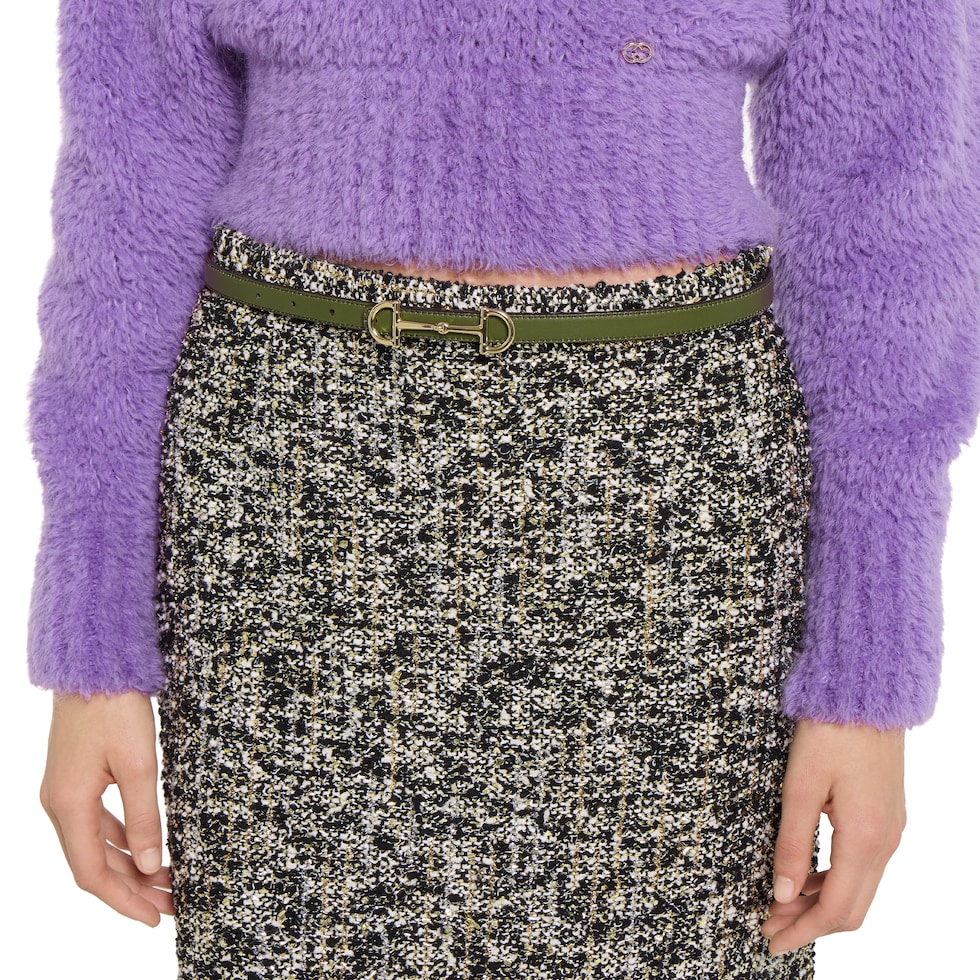 حزام رفيع بوجهَين مع حلية Horsebit