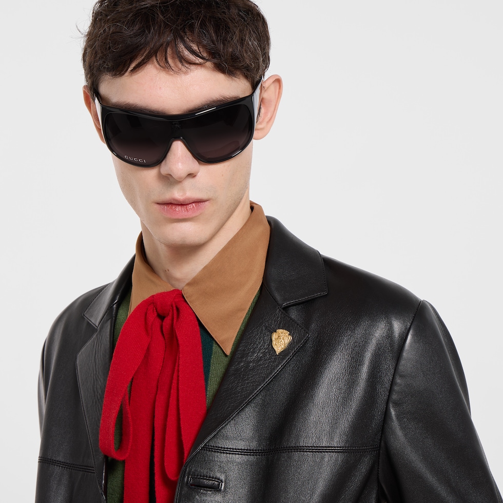 Broche con insignia de Gucci