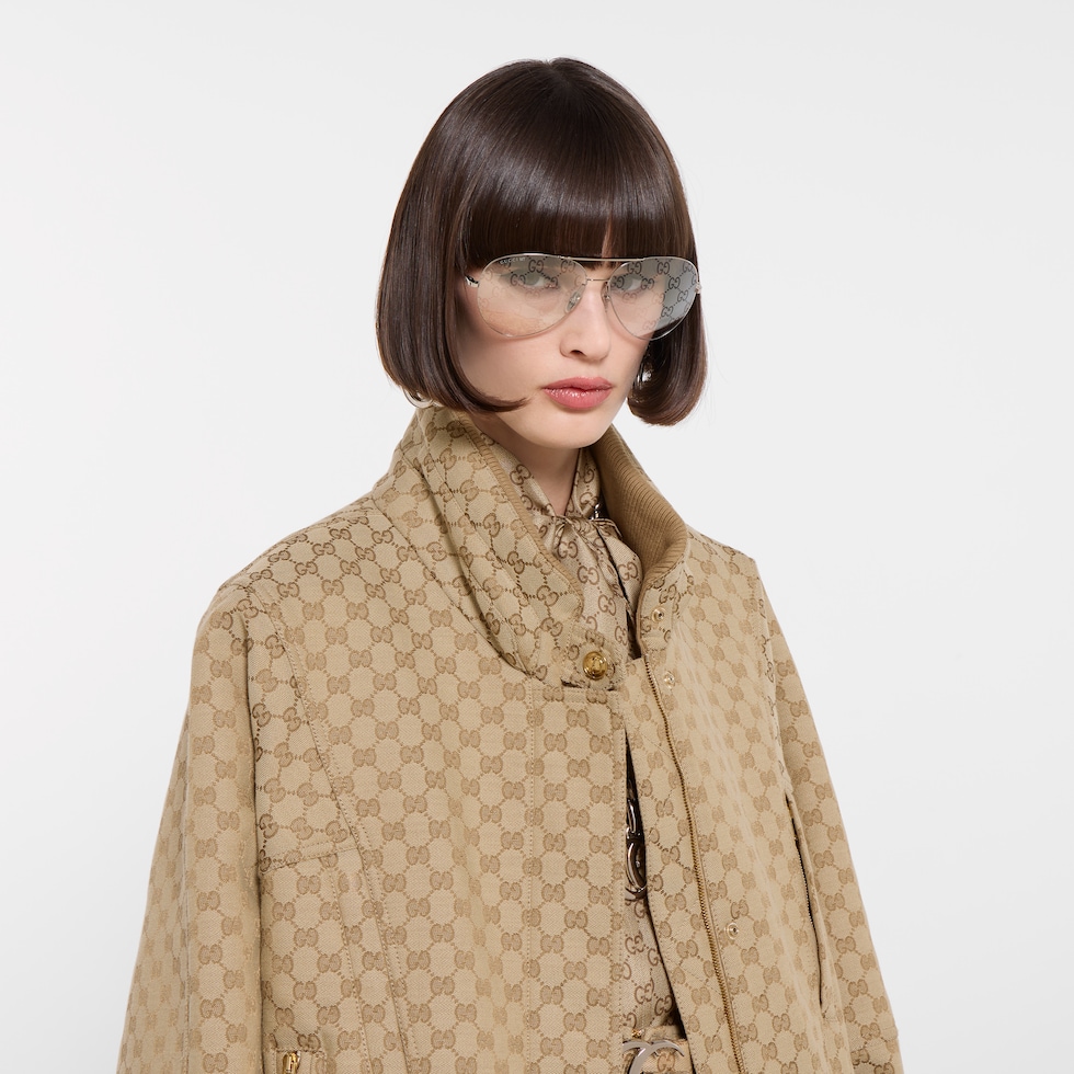 جاكيت مزوّد بسحّاب من قماش كانفاس القطن بنقش GG