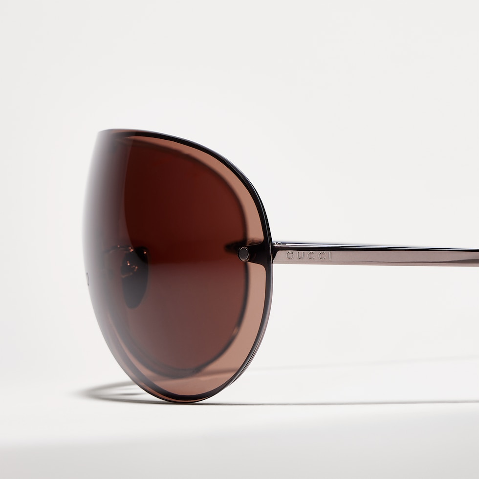 نظارات شمسية بإطار على شكل قناع