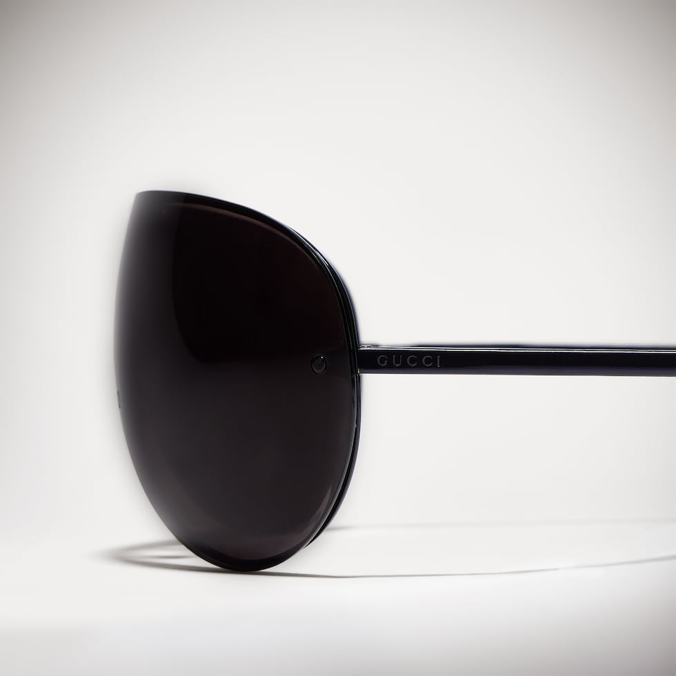 نظارات شمسية بإطار على شكل قناع