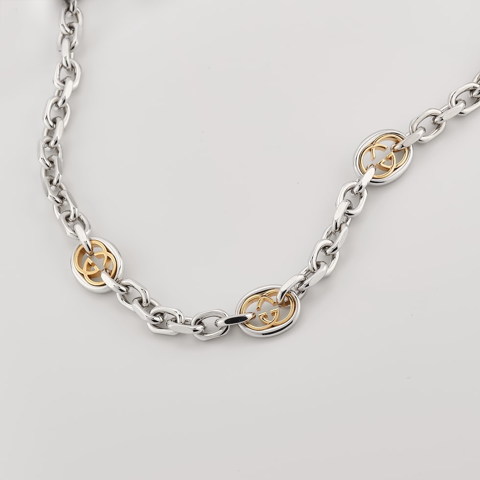 قلادة Gucci Interlocking على شكل سلسلة
