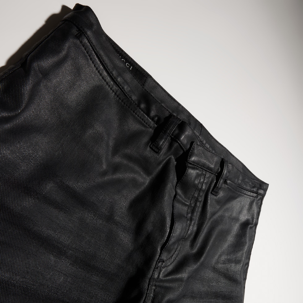 Pantalons en denim twill de coton stretch enduit
