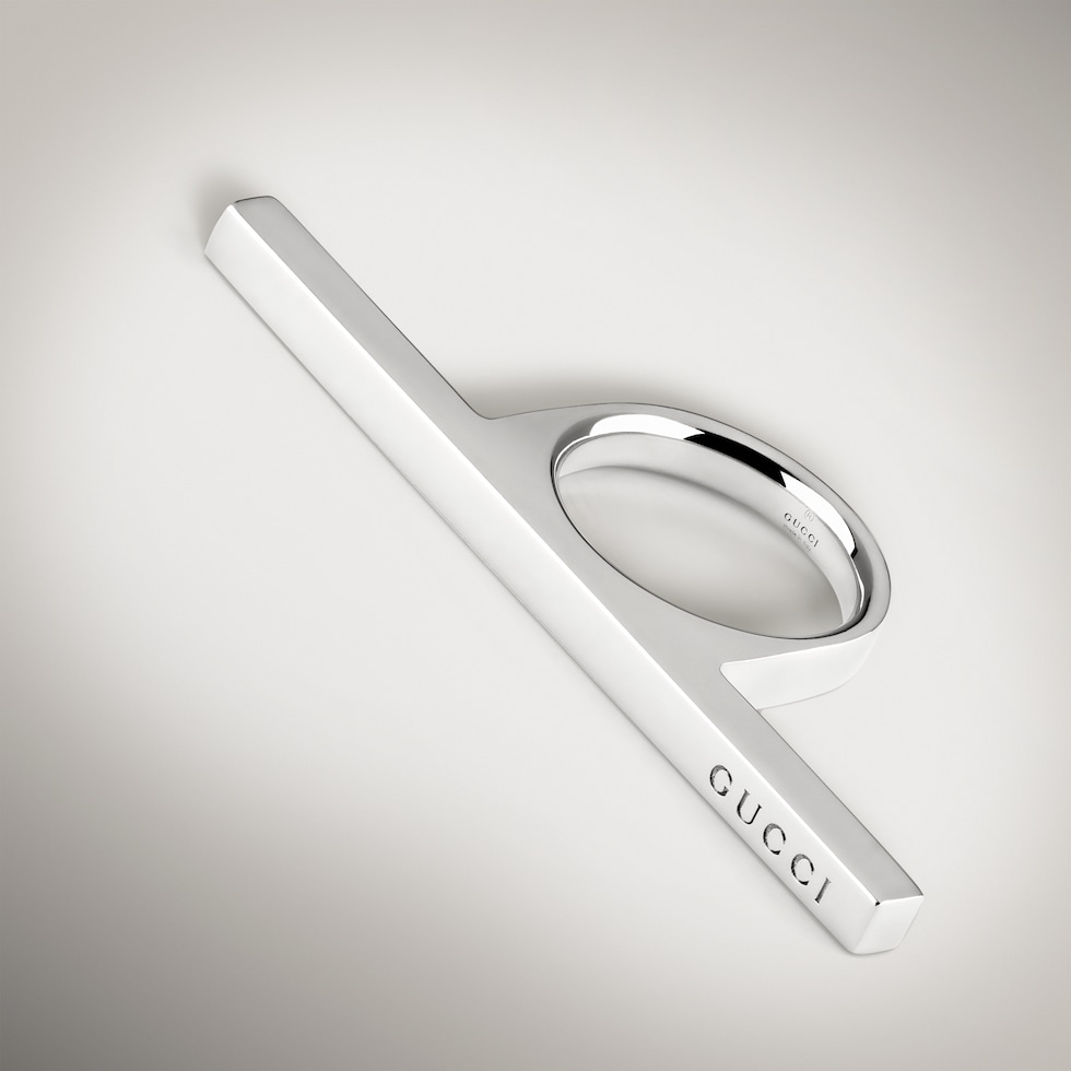 Anillo con barra horizontal