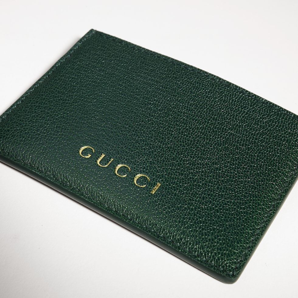 Tarjetero con letras Gucci